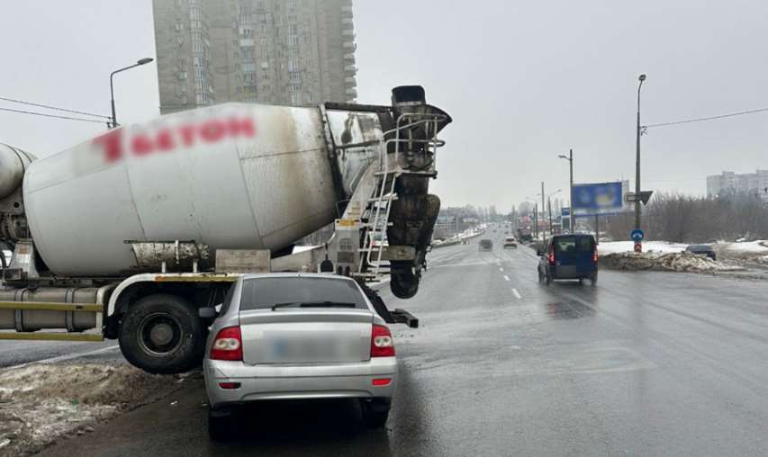 В Харькове бетономешалка смяла легковушку