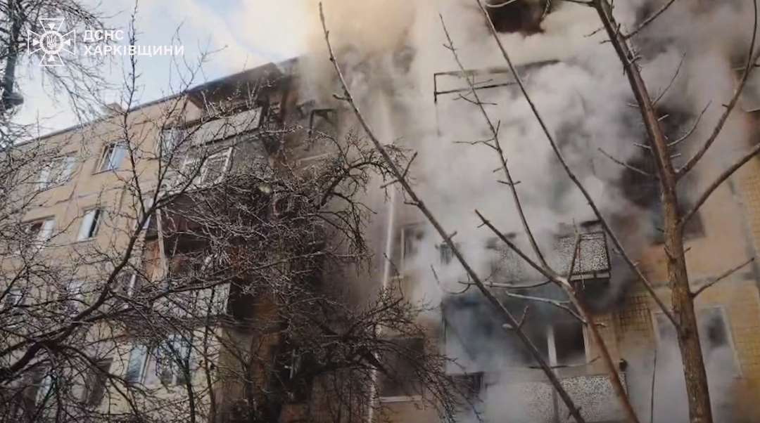 Пожар в 5-этажном доме на Салтовке после атаки БПЛА: спасатели показали кадры тушения