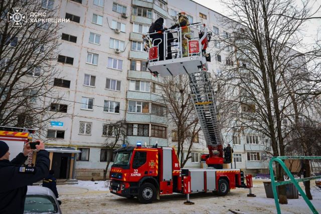 В Харькове горел многоэтажный дом: людей спасали через окна (фото)