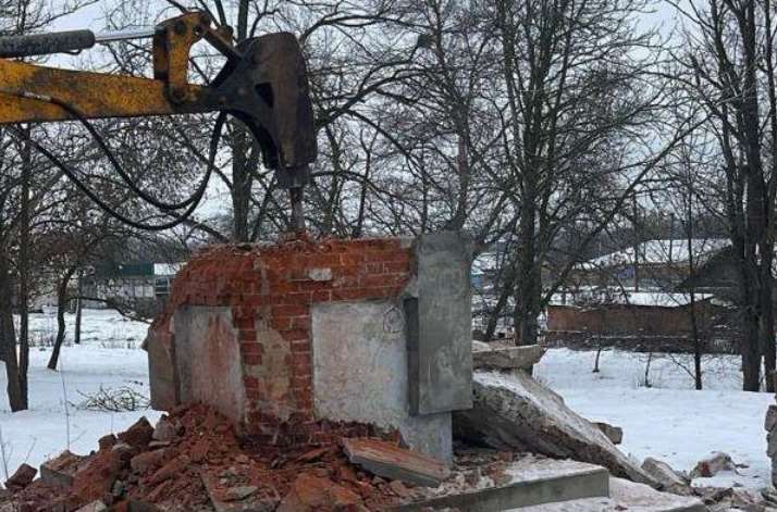 В Харьковской области демонтировали монумент на братской могиле