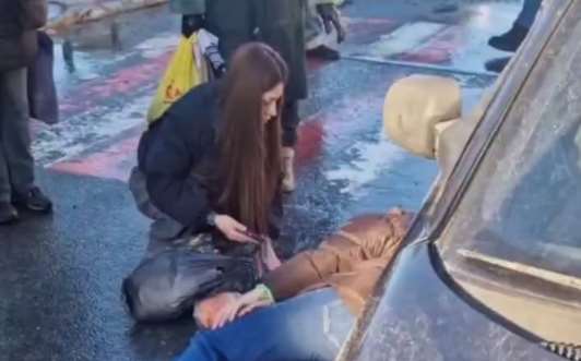 В Харькове автомобиль сбил женщину возле метро Ярослава Мудрого