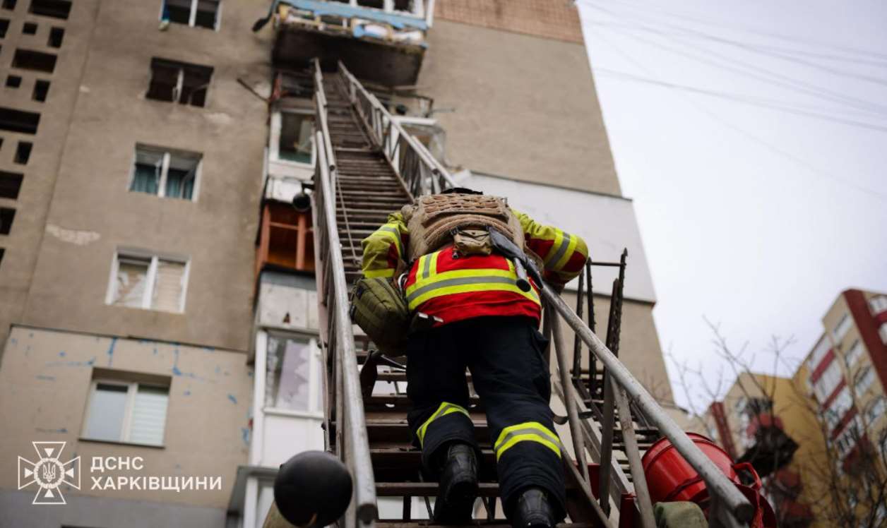 Российский дрон попал в многоэтажку в Харькове: пострадали двое детей и пожилая женщина