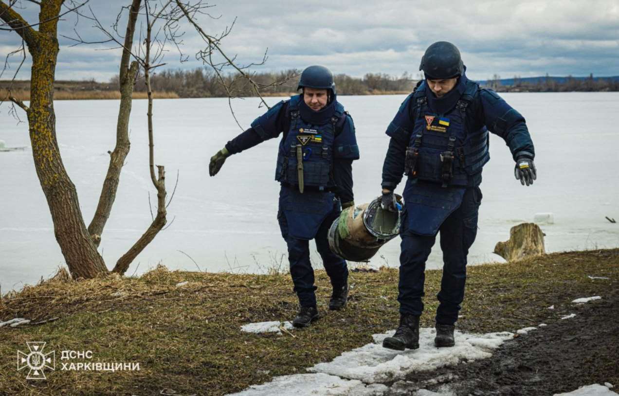 В ледяной воде и темноте: харьковские сапёры подняли остатки ракеты со дна водоёма