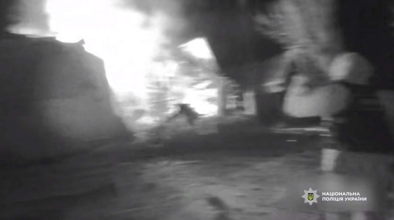 Полицейские супругов из горящего после удара БПЛА дома