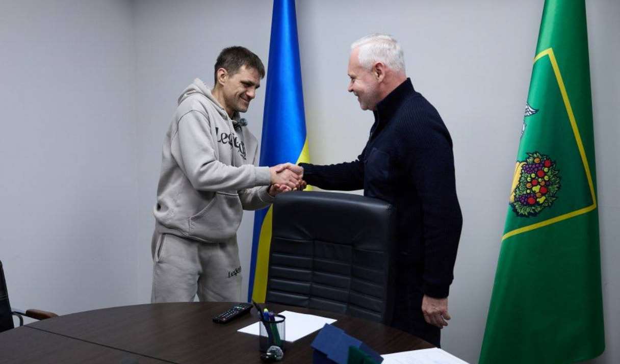 Мэр Харькова наградил двух мужчин, которые спасли детей из ледяной воды