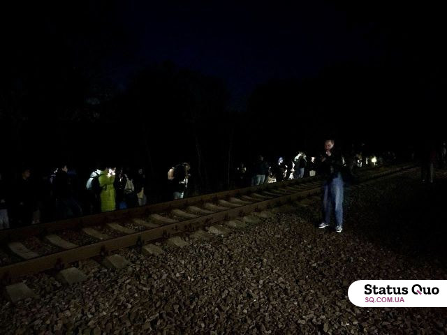 Поезд Харьков-Киев опоздал на 3 часа: пассажиры на улице пережидали тревогу