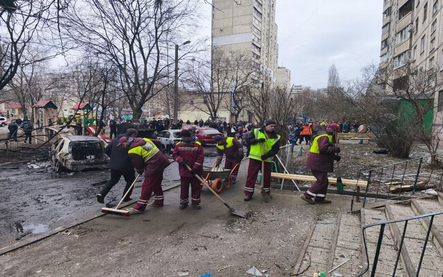 В Харькове убирают на месте удара "Шахедов" по жилым кварталам (фото)