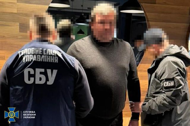 Правоохранители и задержанный