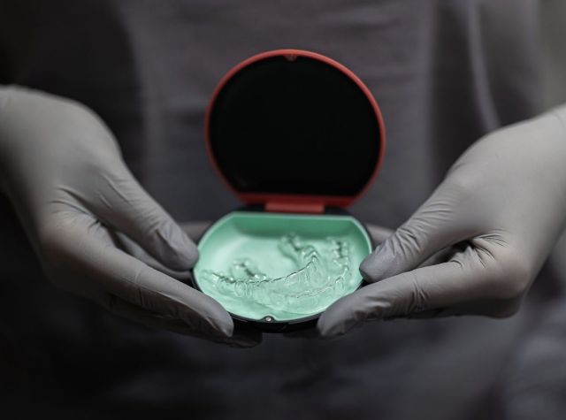 Вирівнювання зубів без брекетів: можливості елайнерів