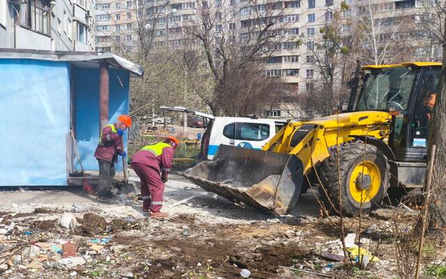 В Харькове коммунальщики убирают на месте прилета в многоэтажку (фото)