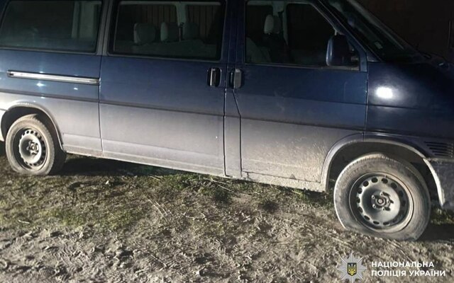 В Безлюдовке местный житель порезал колеса на военной машине и пытался поджечь ее