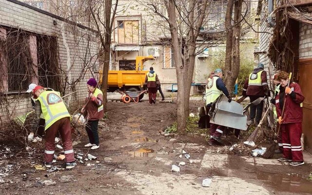 Коммунальщики убирают на месте прилета в центре Харькова (фото)