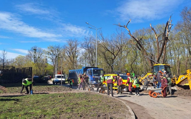 Коммунальщики Харькова устраняют последствия ночной атаки (фото)