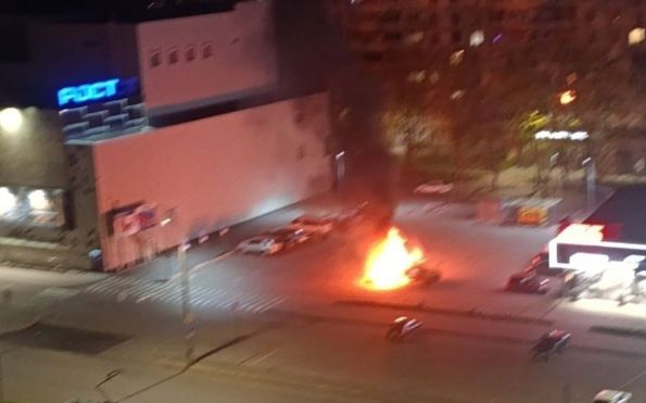 В Харькове возле супермаркета взорвался автомобиль
