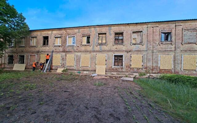 В Харькове 18 мая коммунальщики убирают на местах прилетов в пяти районах (фото)