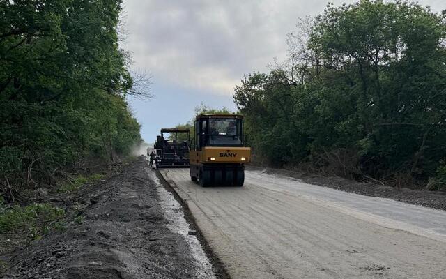 Дали 20 миллионов из 190: в Харьковской области дорожники за свои деньги ремонтируют критически важную трассу