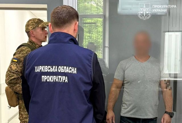 Правоохранители и задержанный