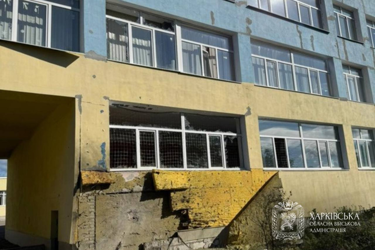 РФ ударила по школе в пригороде Харькова, в которой учатся дети