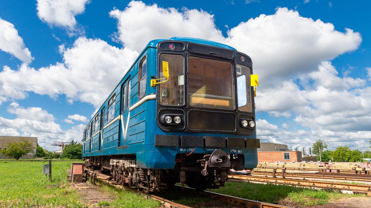 Как в Харькове моют и проверяют поезда метро перед выходом на линии (фото)