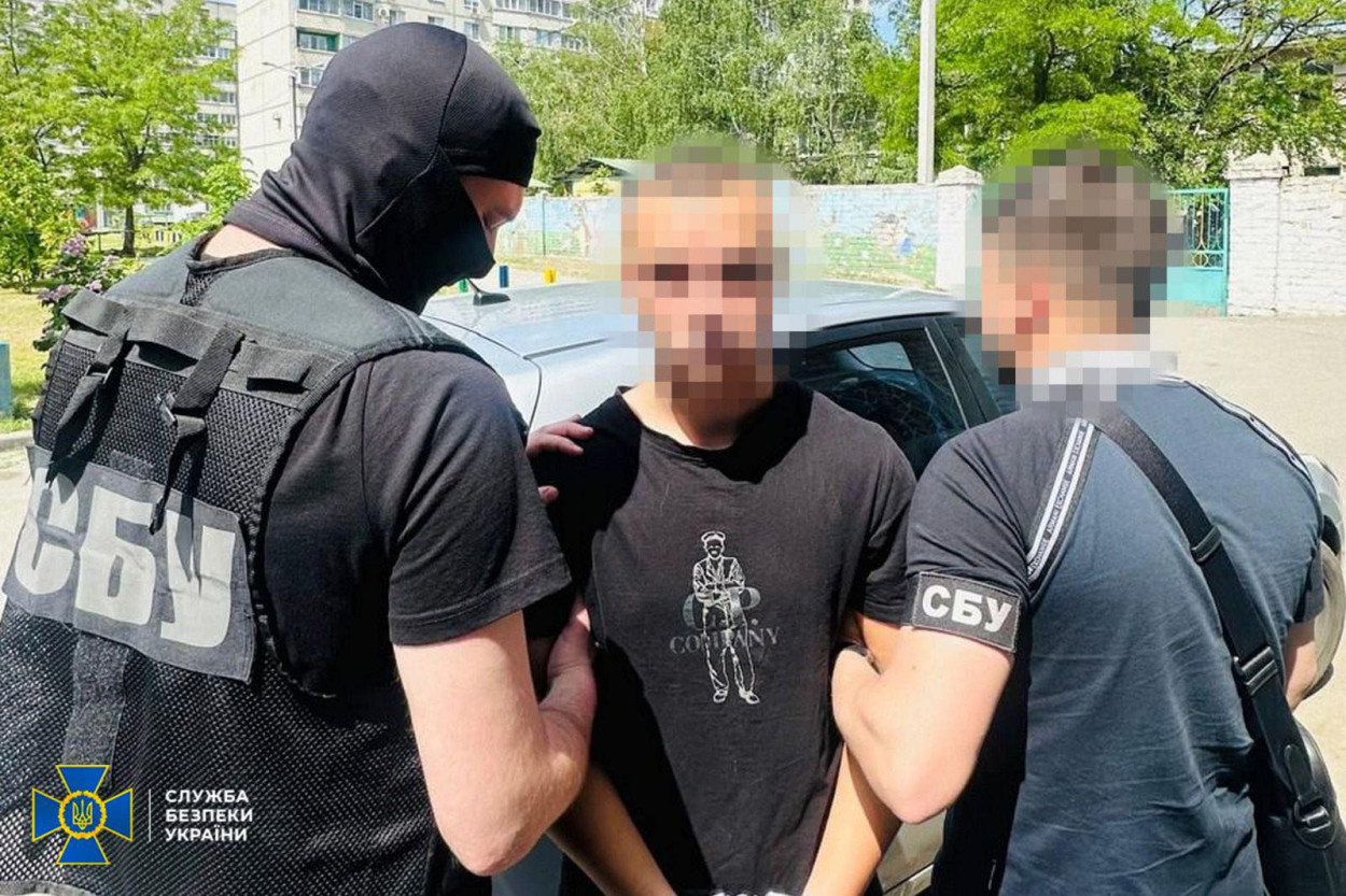 В Харькове 16-летний подросток пытался продать автомат и гранаты