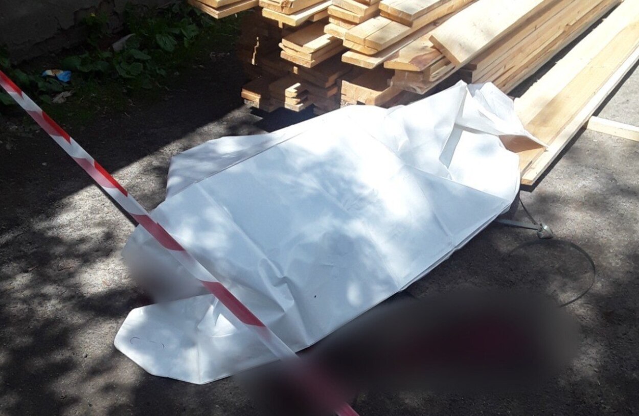 В Харькове 19-летний парень упал с крыши здания и погиб