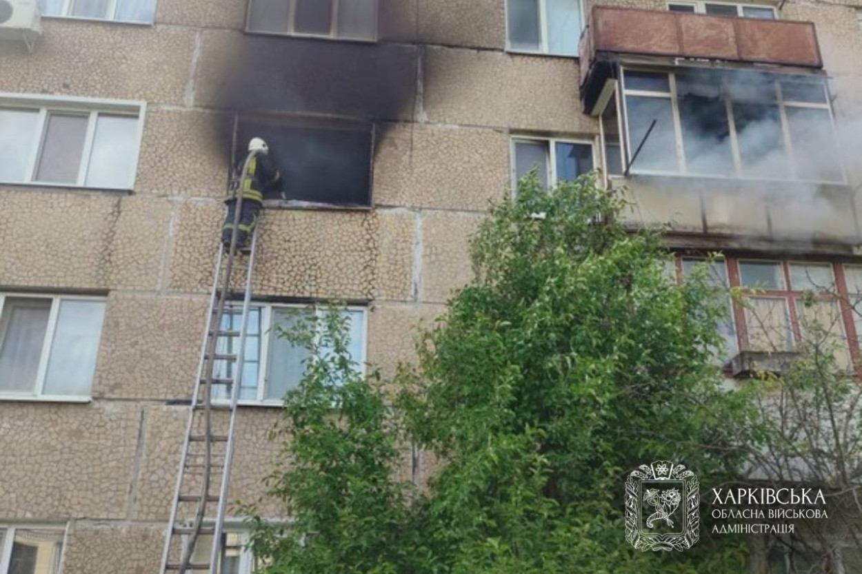 Под Харьковом прохожие поймали ребенка из заблокированной пожаром квартиры