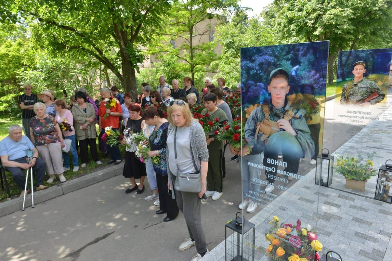 В Немышлянском районе Харькова открыли мемориальную стелу погибшему защитнику