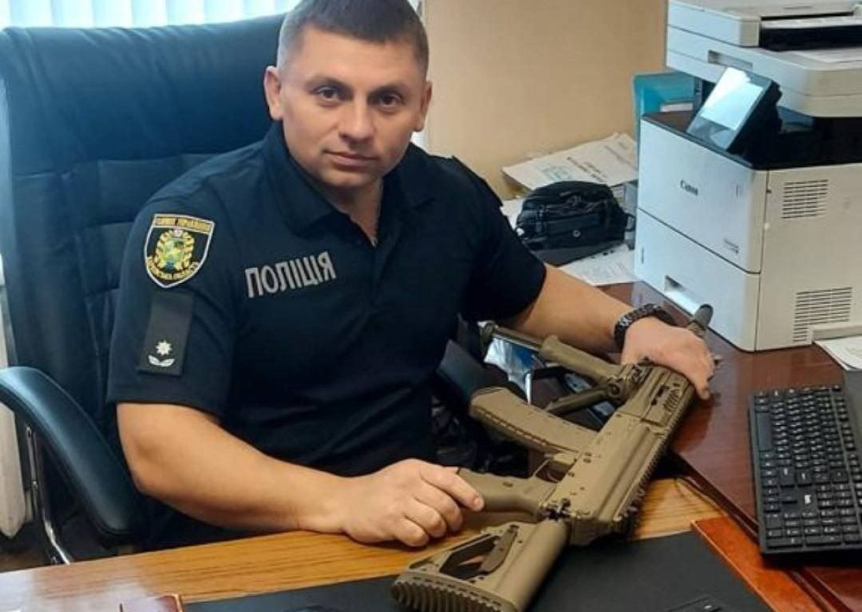 Полицейский с автоматом