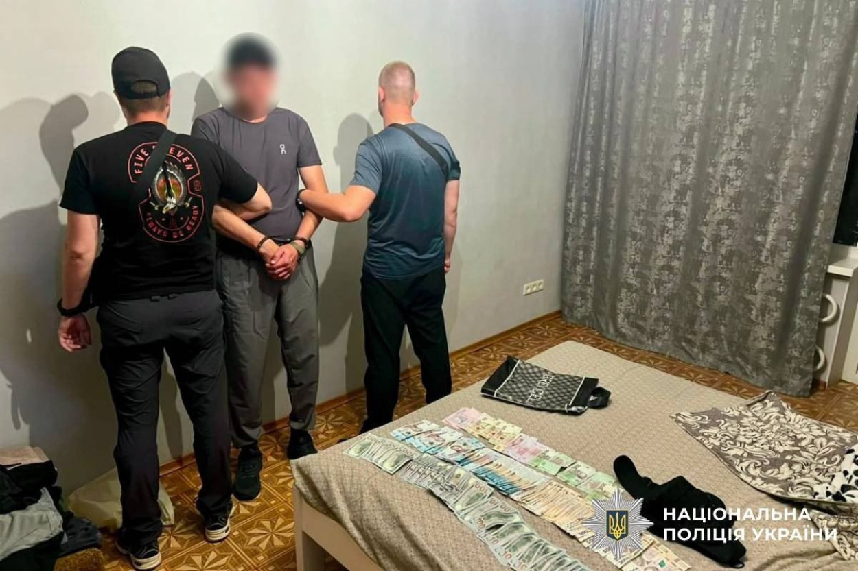 Правоохранители и задержанный