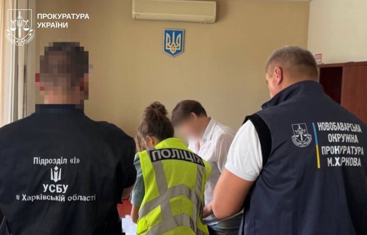 Правоохранители и подозреваемый