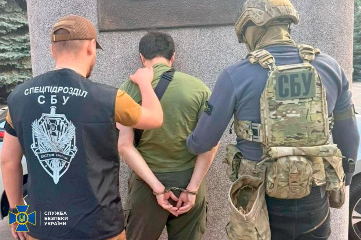 Правоохранители и задержанный