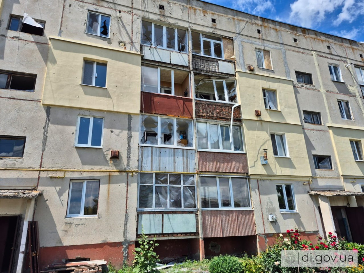 Под Харьковом FPV-дрон влетел в квартиру многоэтажки