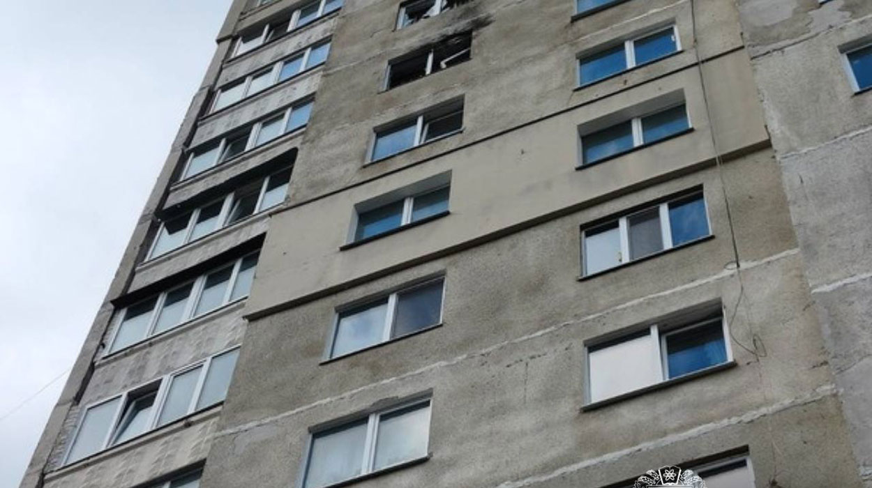 В Харькове дрон врезался в фасад многоэтажки, есть пострадавшая