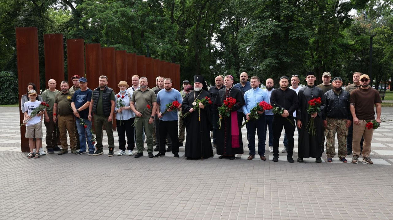В Харькове почтили память защитников Украины и возложили цветы ко Дню Конституции