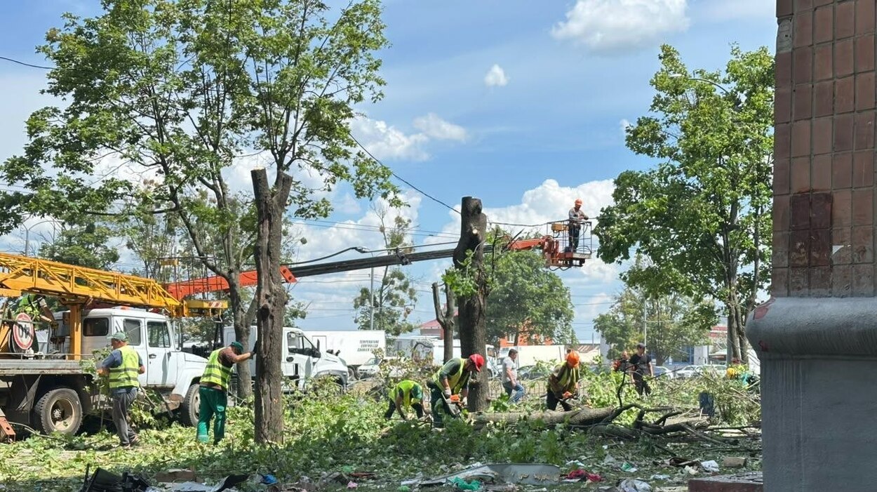 В Харькове коммунальщики убирают после обстрела КАБами и "Бандеролью" (фото)