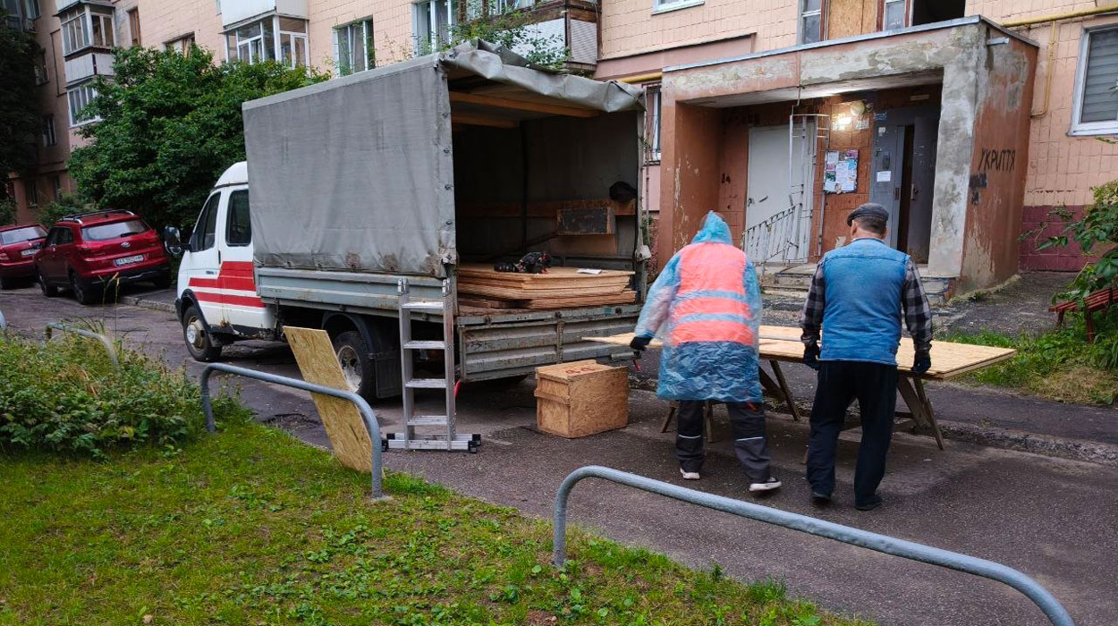 В Харькове устраняют последствия ночной атаки
