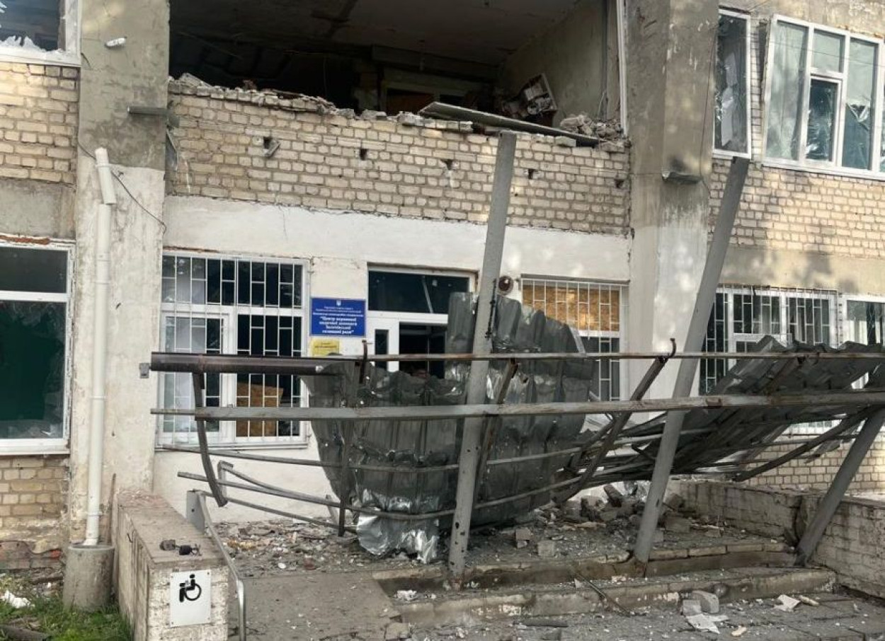 Россияне за час трижды ударили по больнице в Харьковской области (фото)