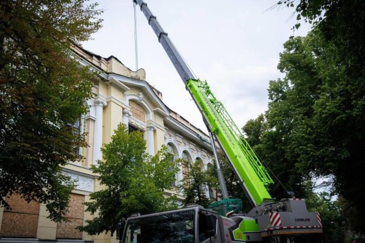 В Харькове начали восстанавливать художественный музей, по которому ударил российский дрон (фото, видео)