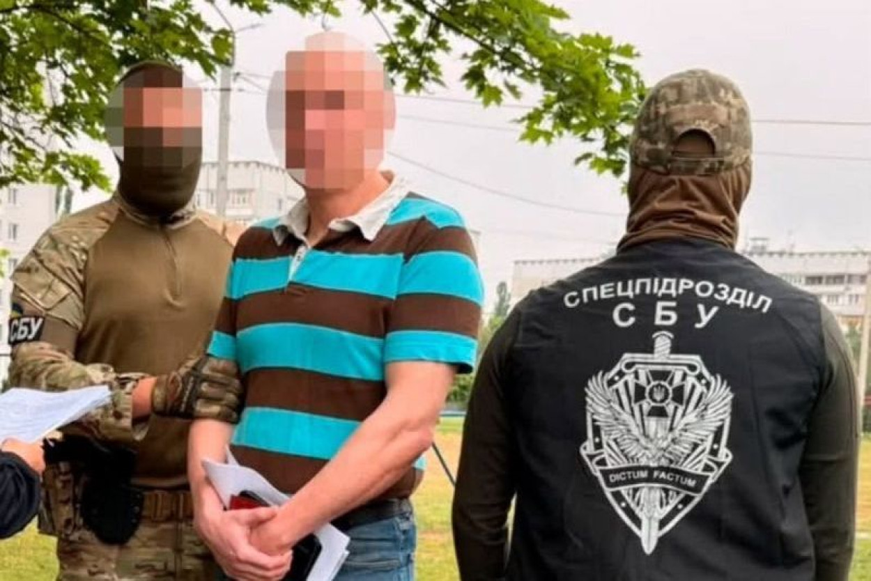 Правоохранители и подозреваемый