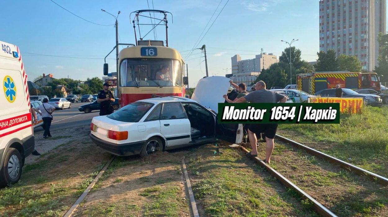 В Харькове трамвай протаранил Audi (фото)