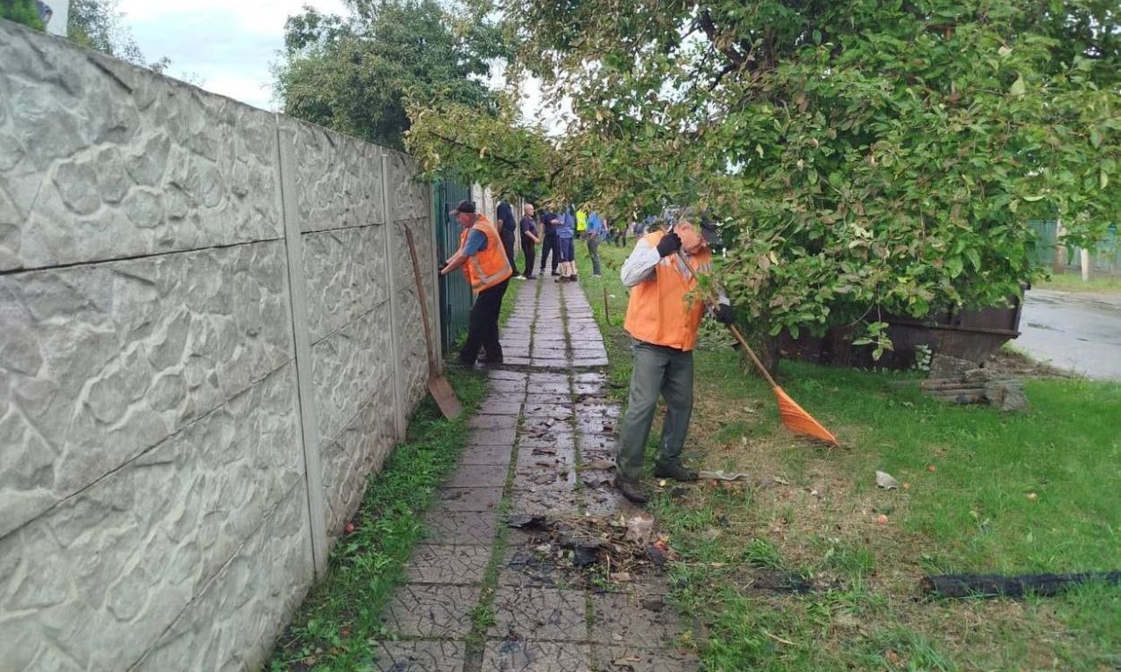 На месте прилета в Харькове наводят порядок (фото)