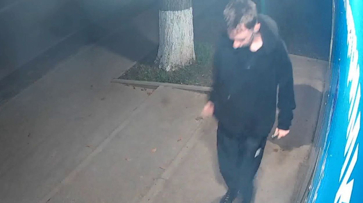 В Харькове вандал разбил бювет (видео)