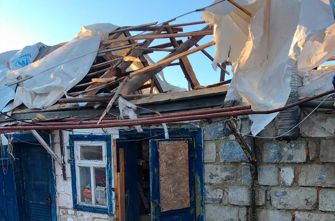 В Харьковской области боеприпас от дрона остался на крыше дома и взорвался: ранен парень