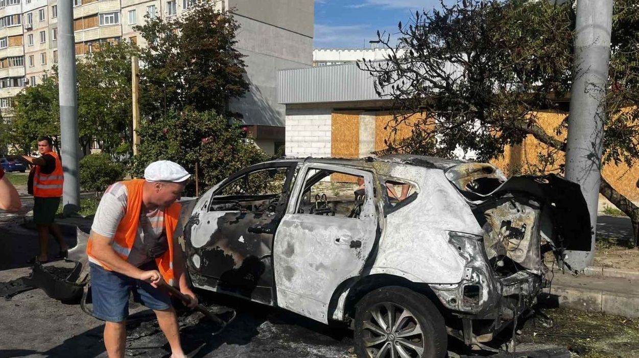 В Харькове убирают на месте удара по автомобилю (фото)