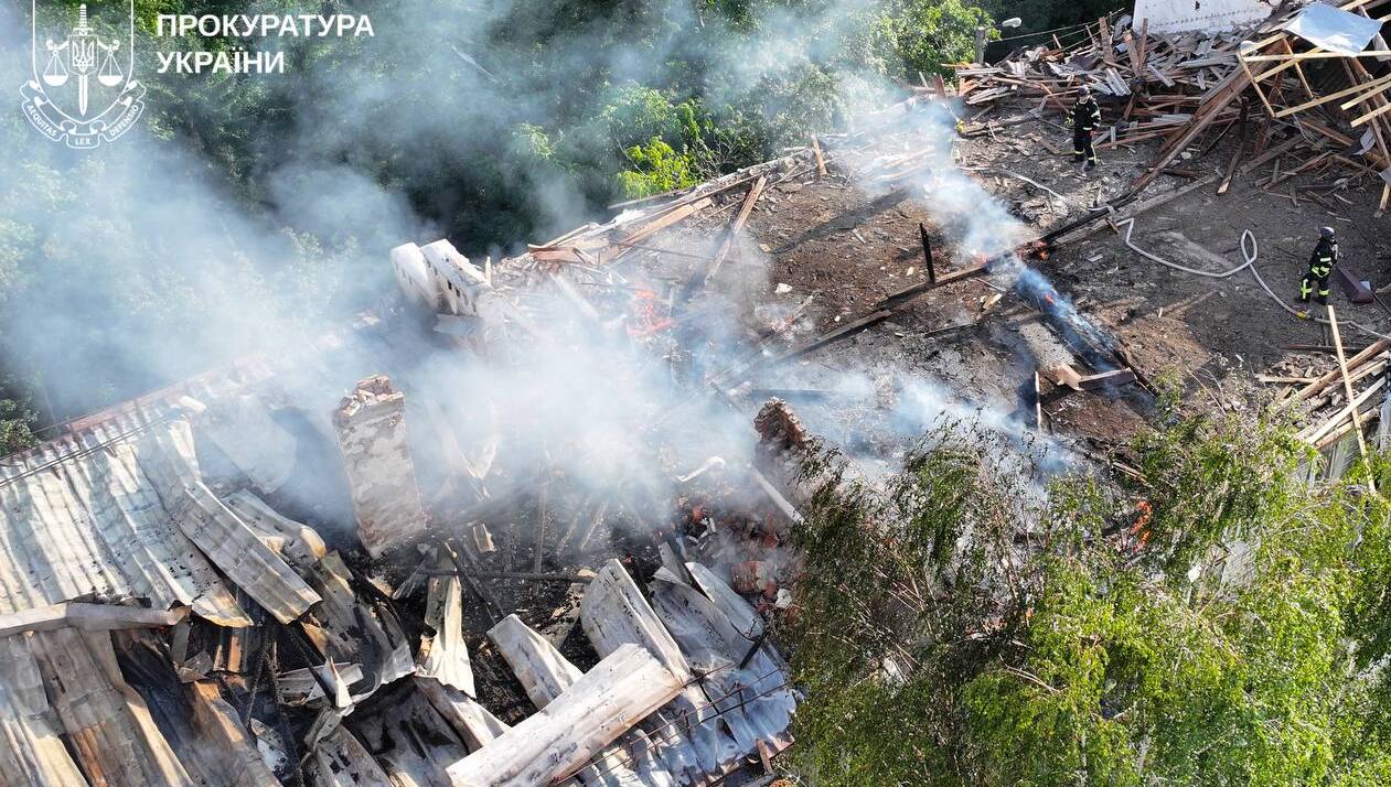 Прилет "Шахеда" в пятиэтажку в Харькове: фото, видео последствий