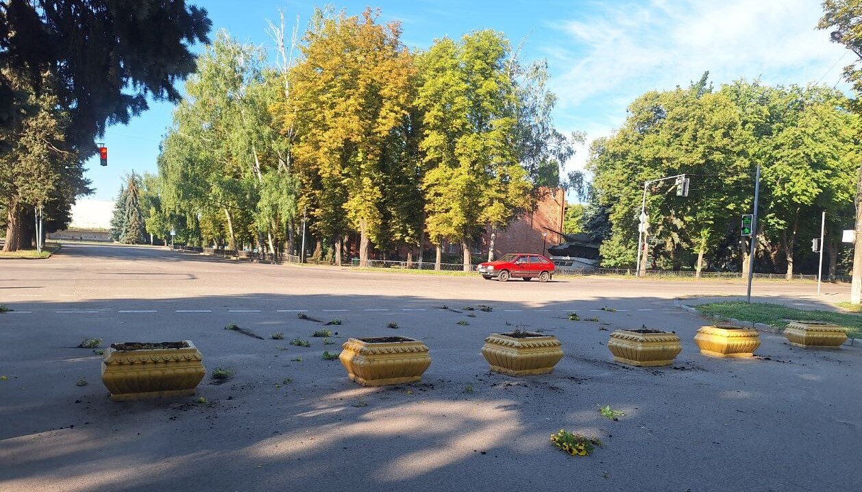 Жительница Николаева уничтожила клумбы в Харьковской области