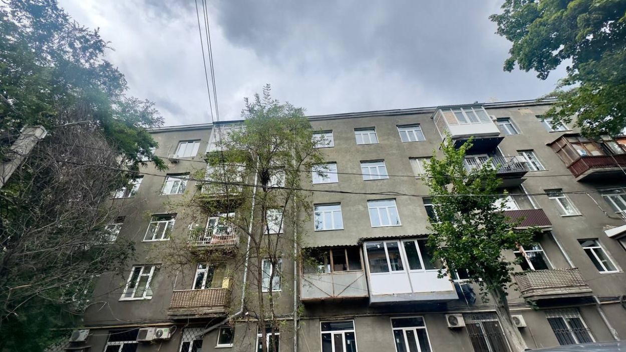 В Харькове ремонтируют поврежденный обстрелом жилой дом (фото)