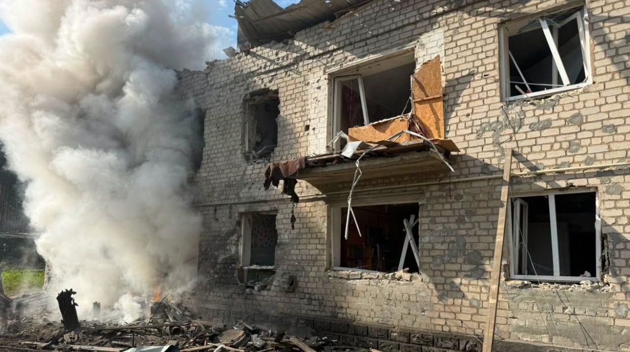 Россияне ударили ракетой по жилому дому в городе Харьковской области (фото)