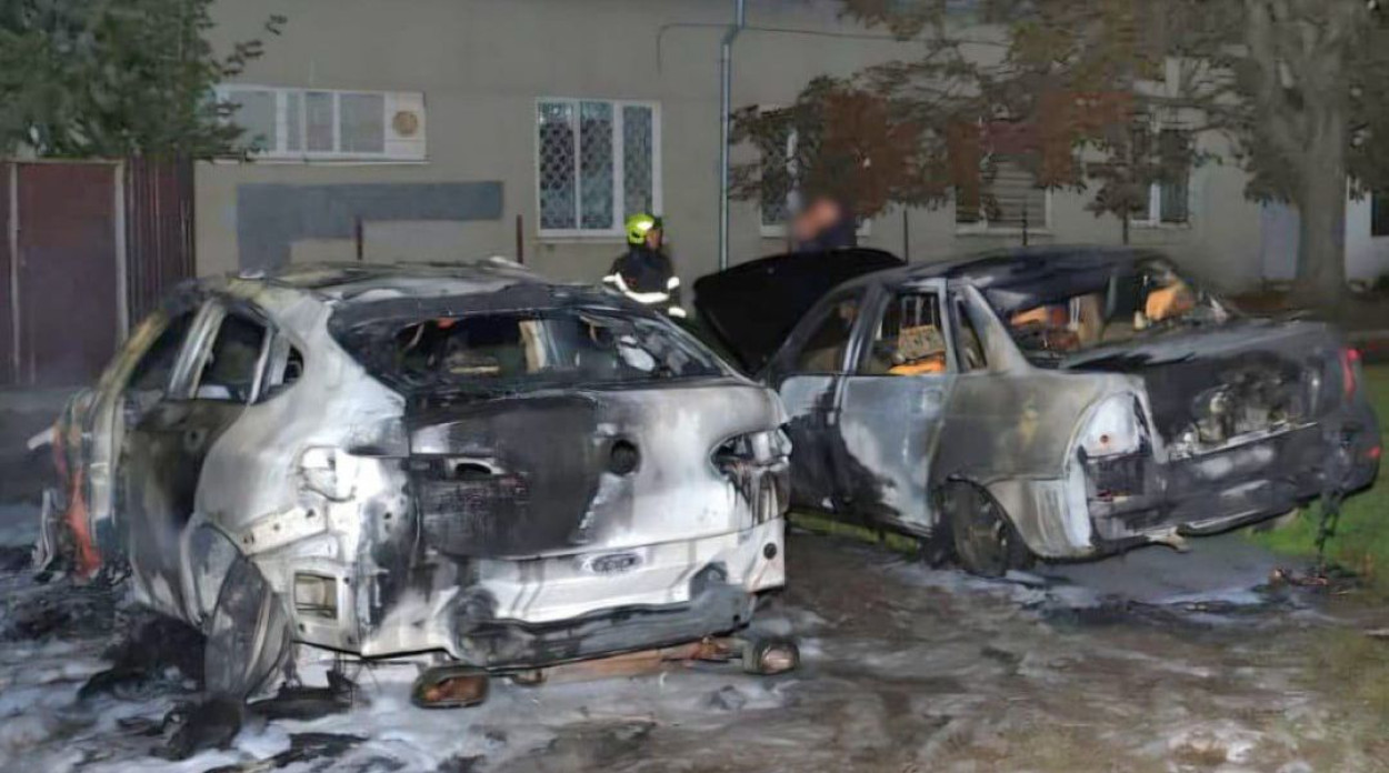 В Харькове молодой человек сжег две машины