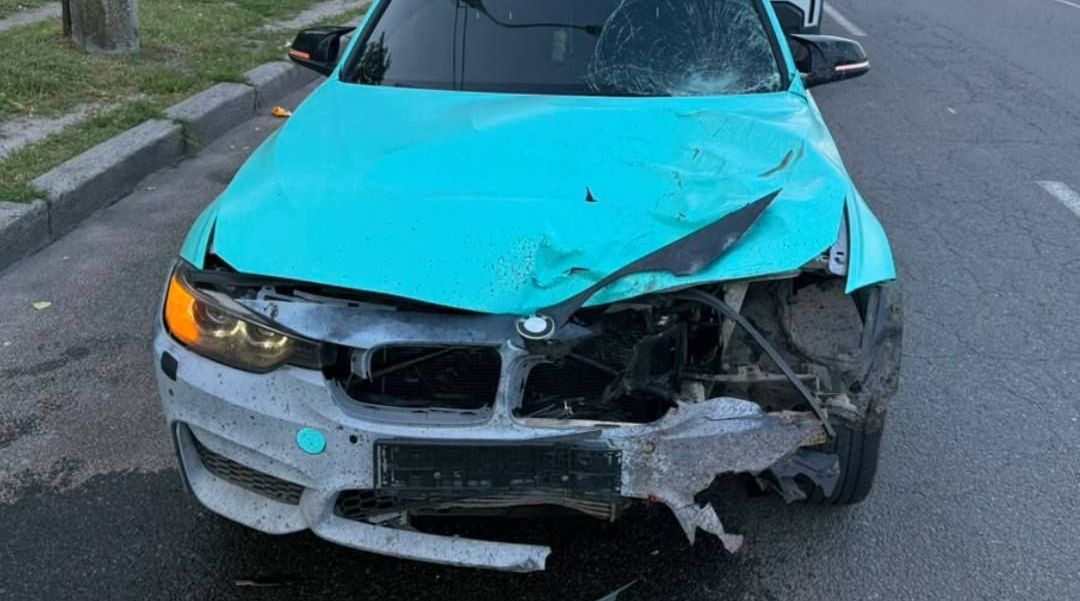 В Харькове пьяный водитель BMW насмерть сбил мужчину на самокате